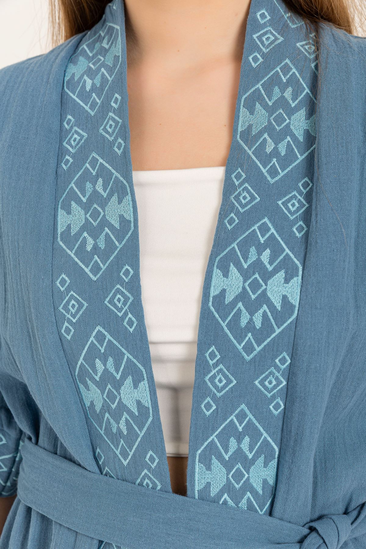 Müslin Kumaş Yarım Kol Kuşaklı Nakış İşlemeli Kimono-İndigo