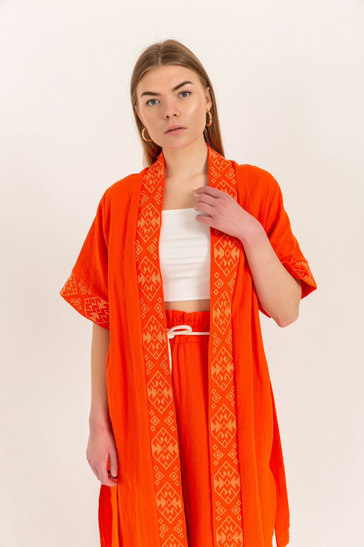 Müslin Kumaş Yarım Kol Kuşaklı Nakış İşlemeli Kimono-Oranj
