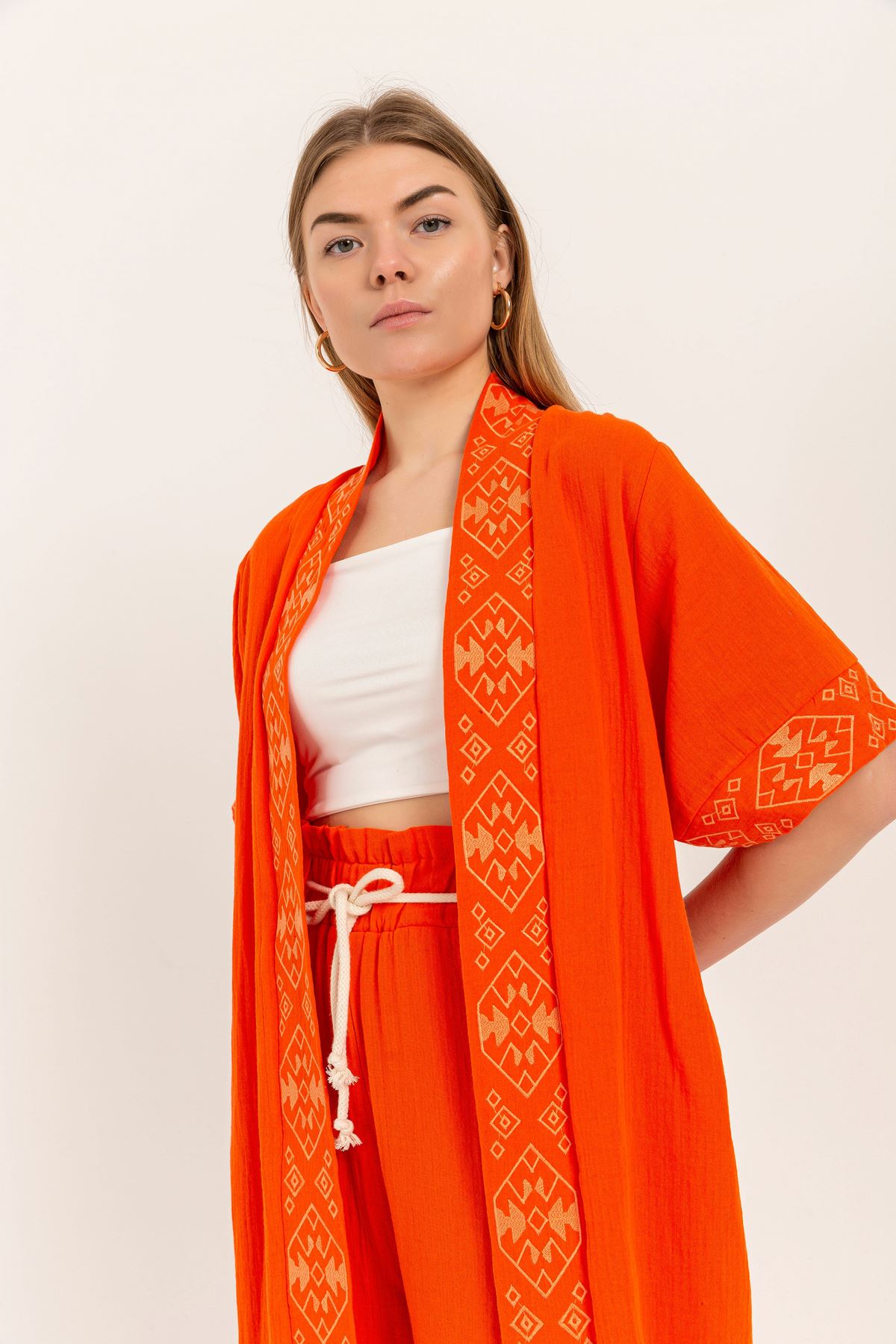 Кимоно из муслиновой ткани с короткими рукавами и поясом с вышивкой-Оранжевый