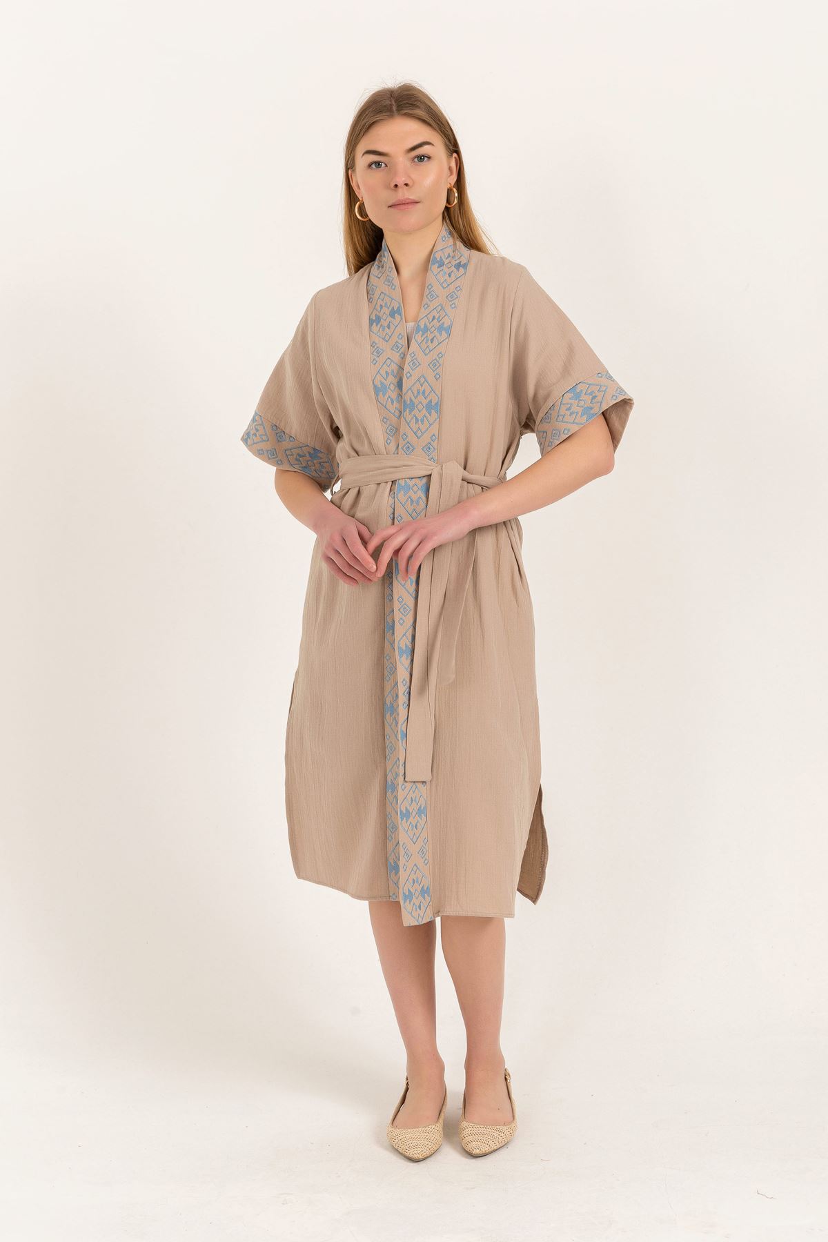 Müslin Kumaş Yarım Kol Kuşaklı Nakış İşlemeli Kimono-Vizon