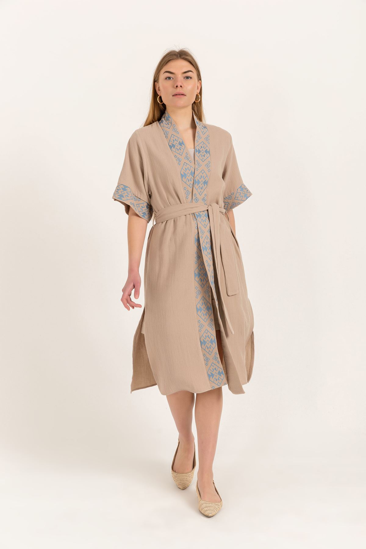 Müslin Kumaş Yarım Kol Kuşaklı Nakış İşlemeli Kimono-Vizon