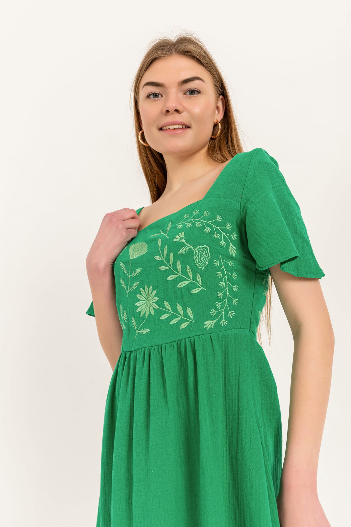 Müslin Kumaş Kare Yaka Nakışlı Uzun Kadın Elbise-Yeşil