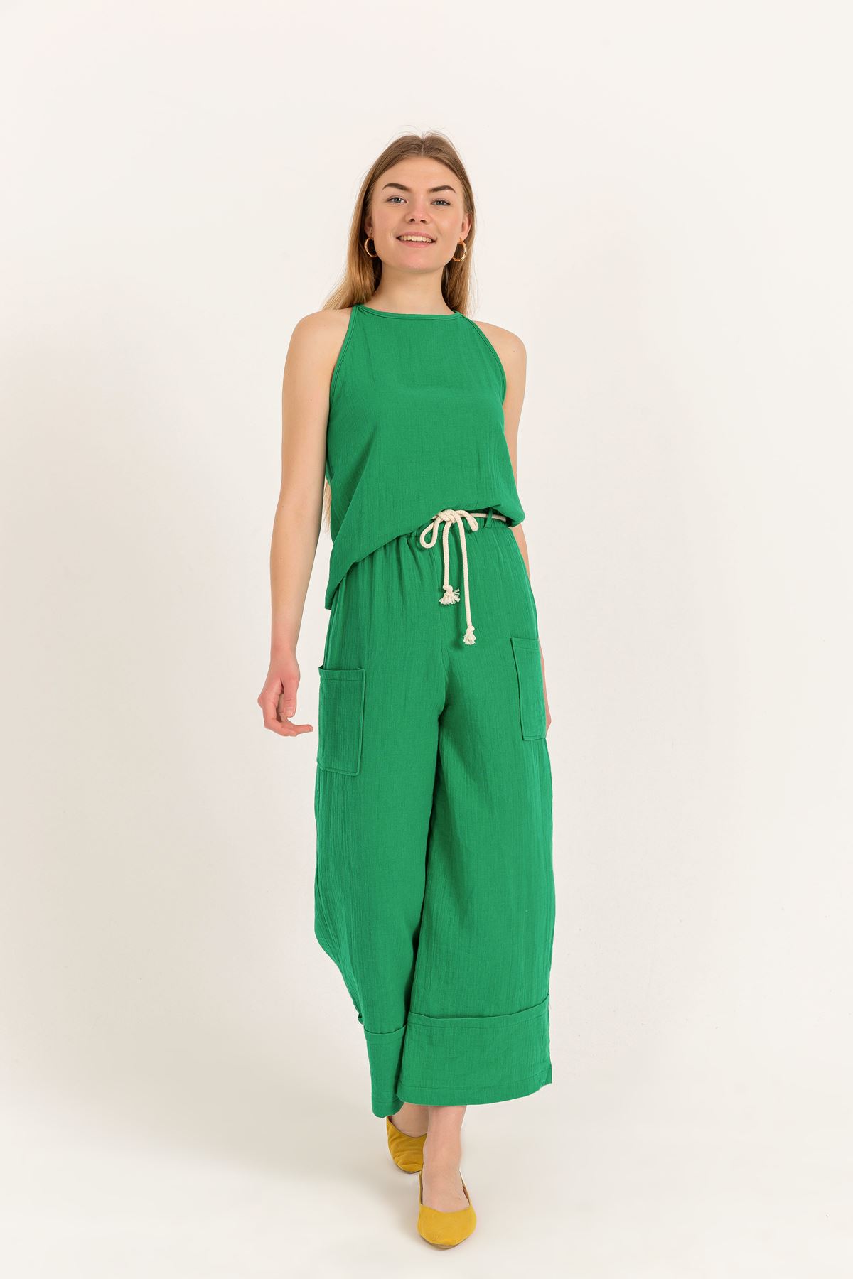 Müslin Kumaş Sırt Detay Nakış İşlemeli Kadın Bluz-Yeşil