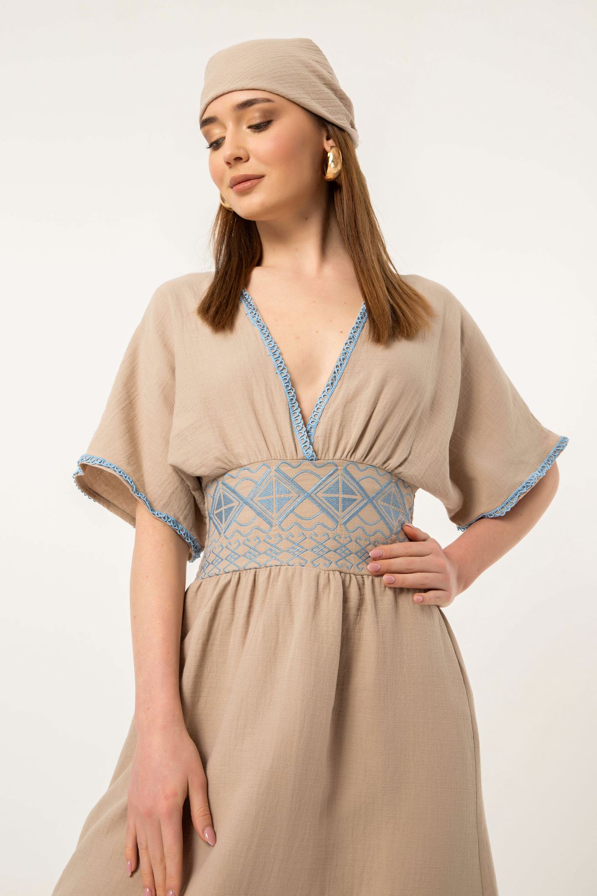 Müslin Kumaş Nakışlı Yırtmaç Detay Elbise-Vizon