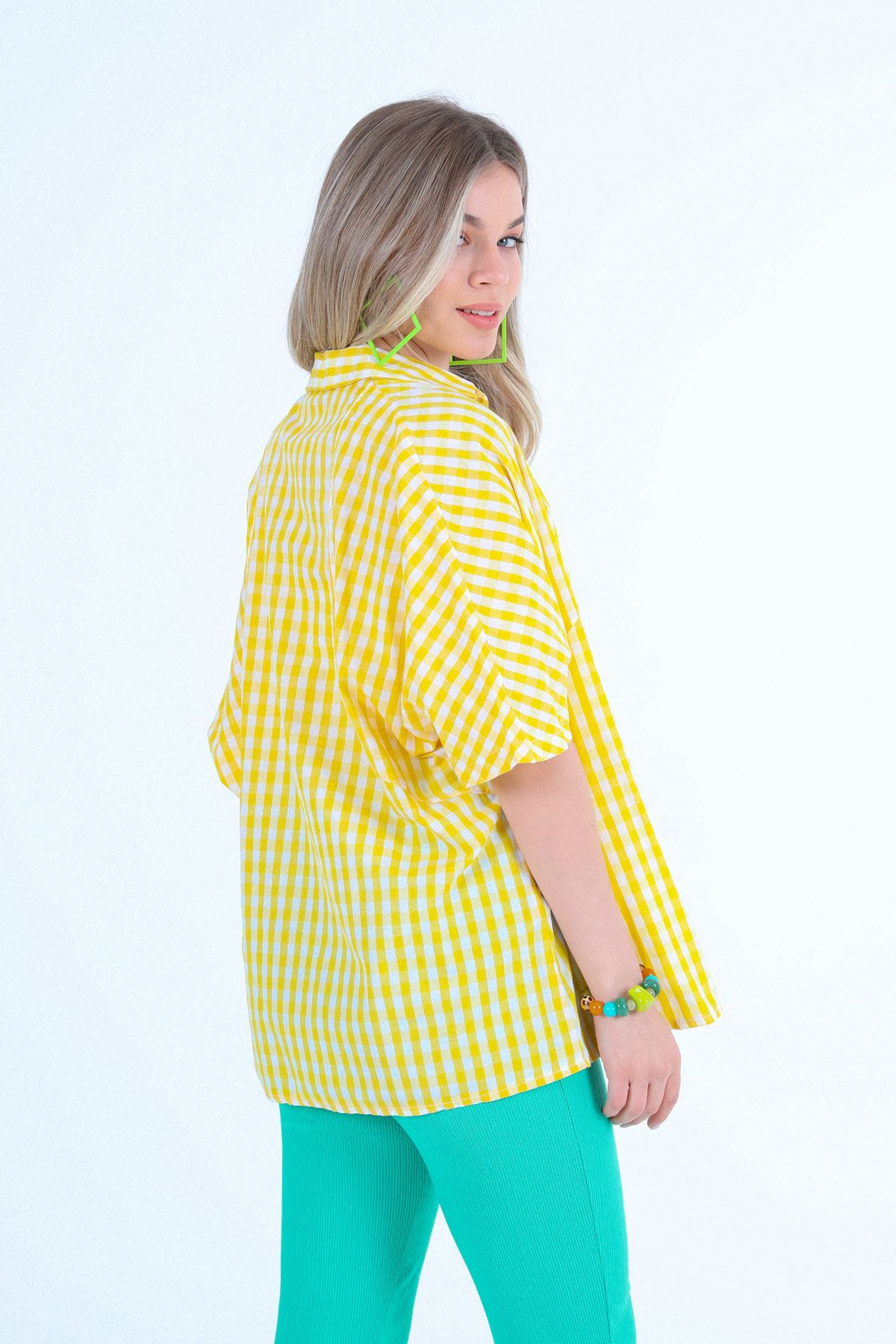 قميص نسائي قماش بوبلين ذراع قصير طوق القميص تحت الحوض حجم كبير - اصفر