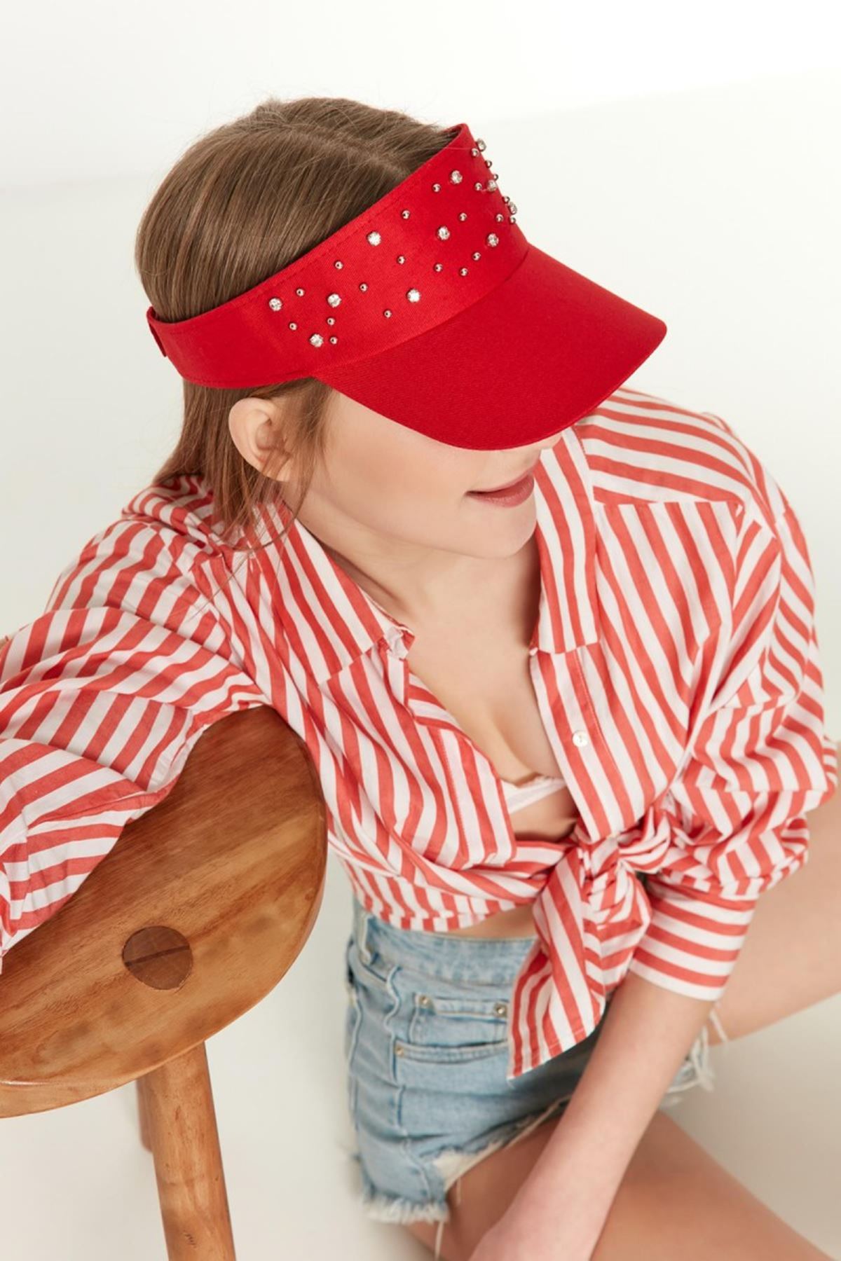 Üzeri Taşlı Tenisçi Şapkası-Kırmızı