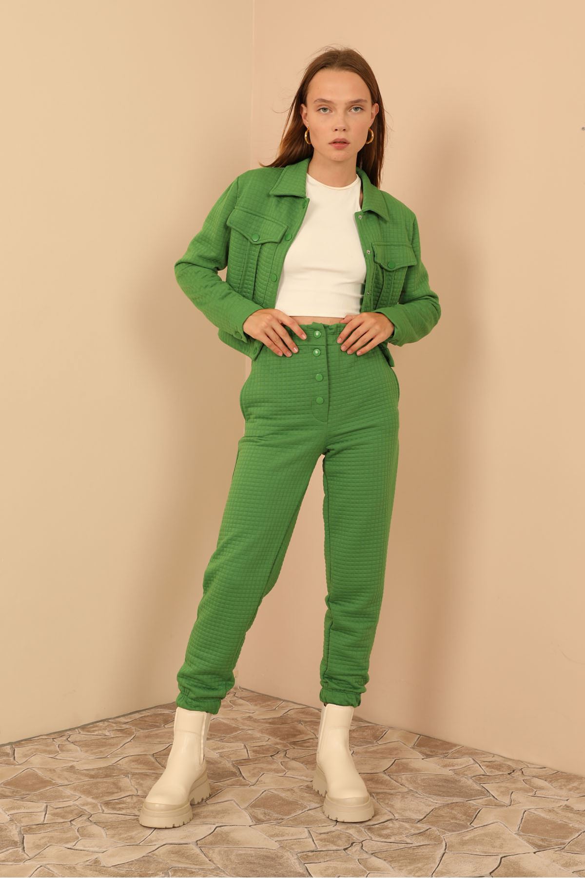 Kapitone Kumaş Bilek Boy Tam Kalıp Çıtçıt Detaylı Kadın Pantolon-Yeşil