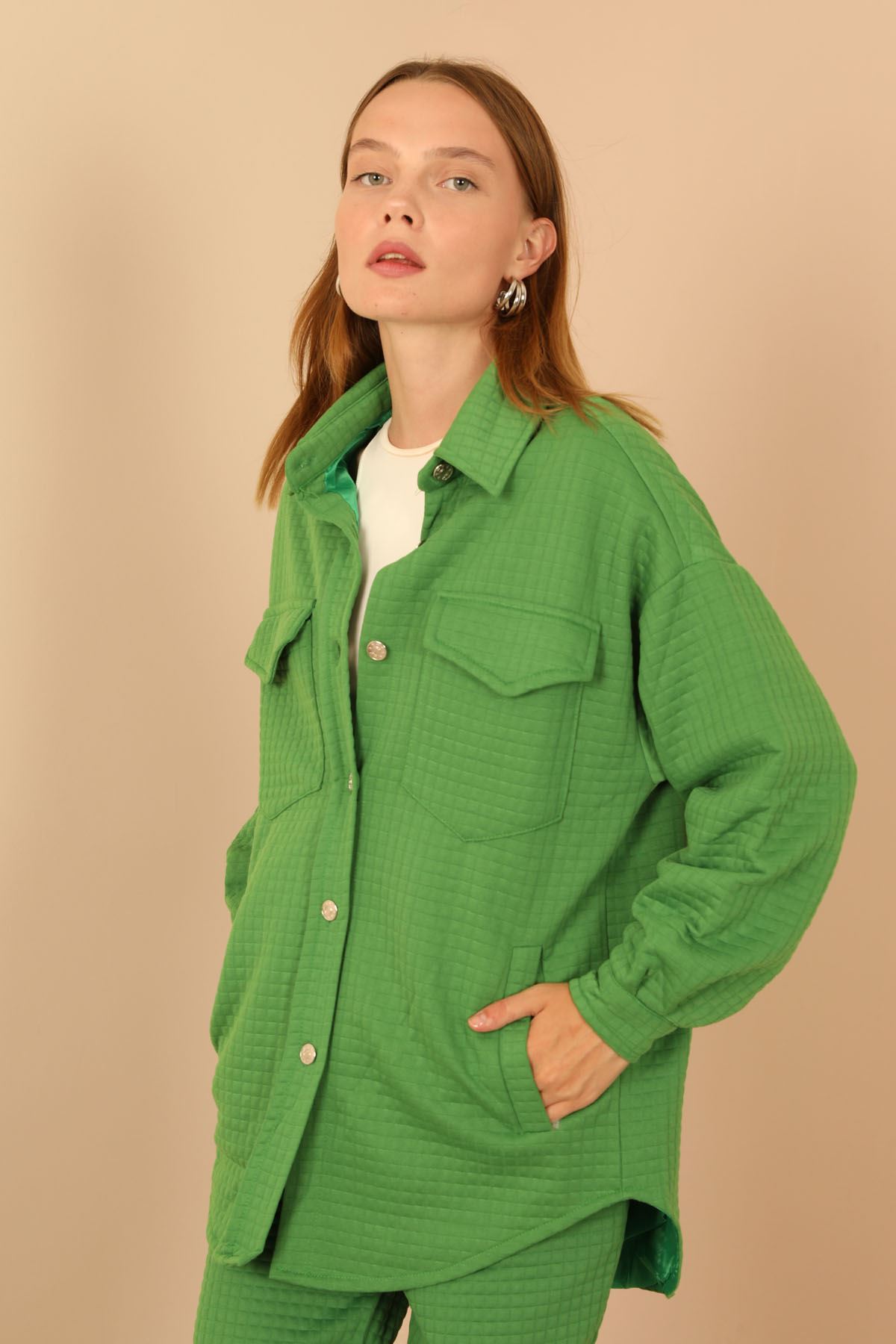 Kapitone Kumaş Gömlek Yaka Düğmeli Kadın Ceket-Yeşil