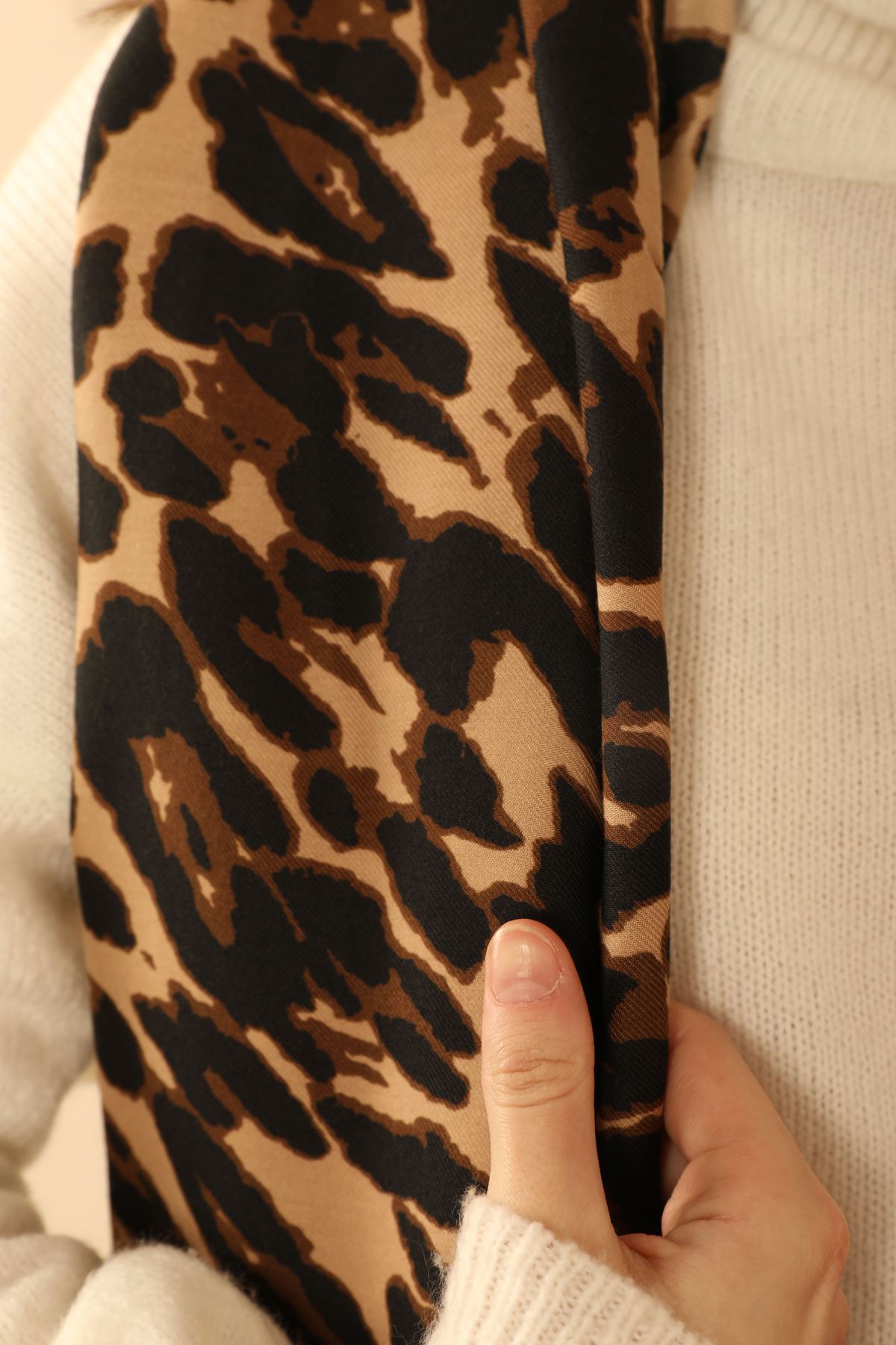 Patterned Women's Shawl