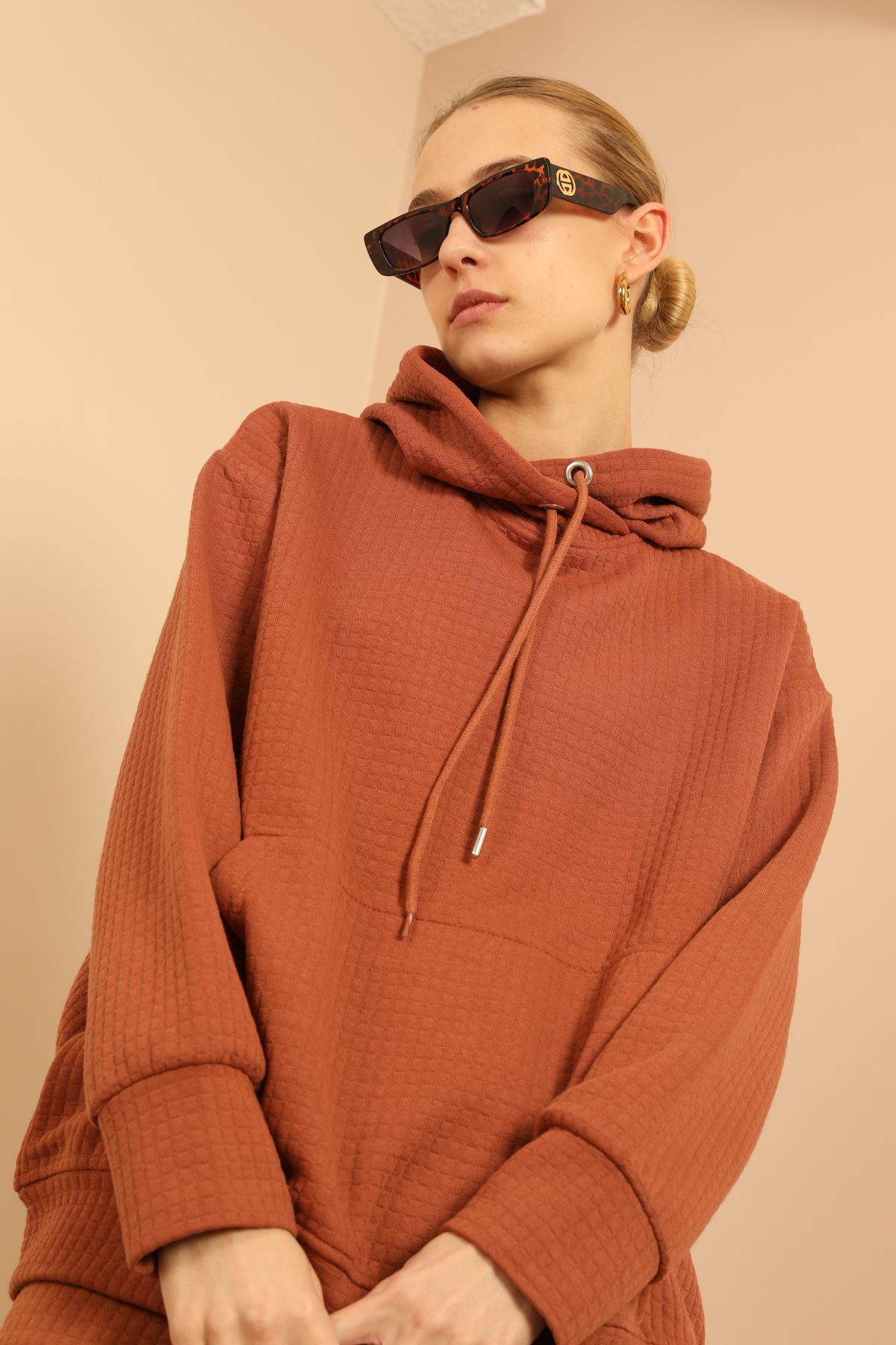 Honeycomb Fabric Long Sleeve Hooded Hip Height Oversize Women Sweatshirt - Brick 