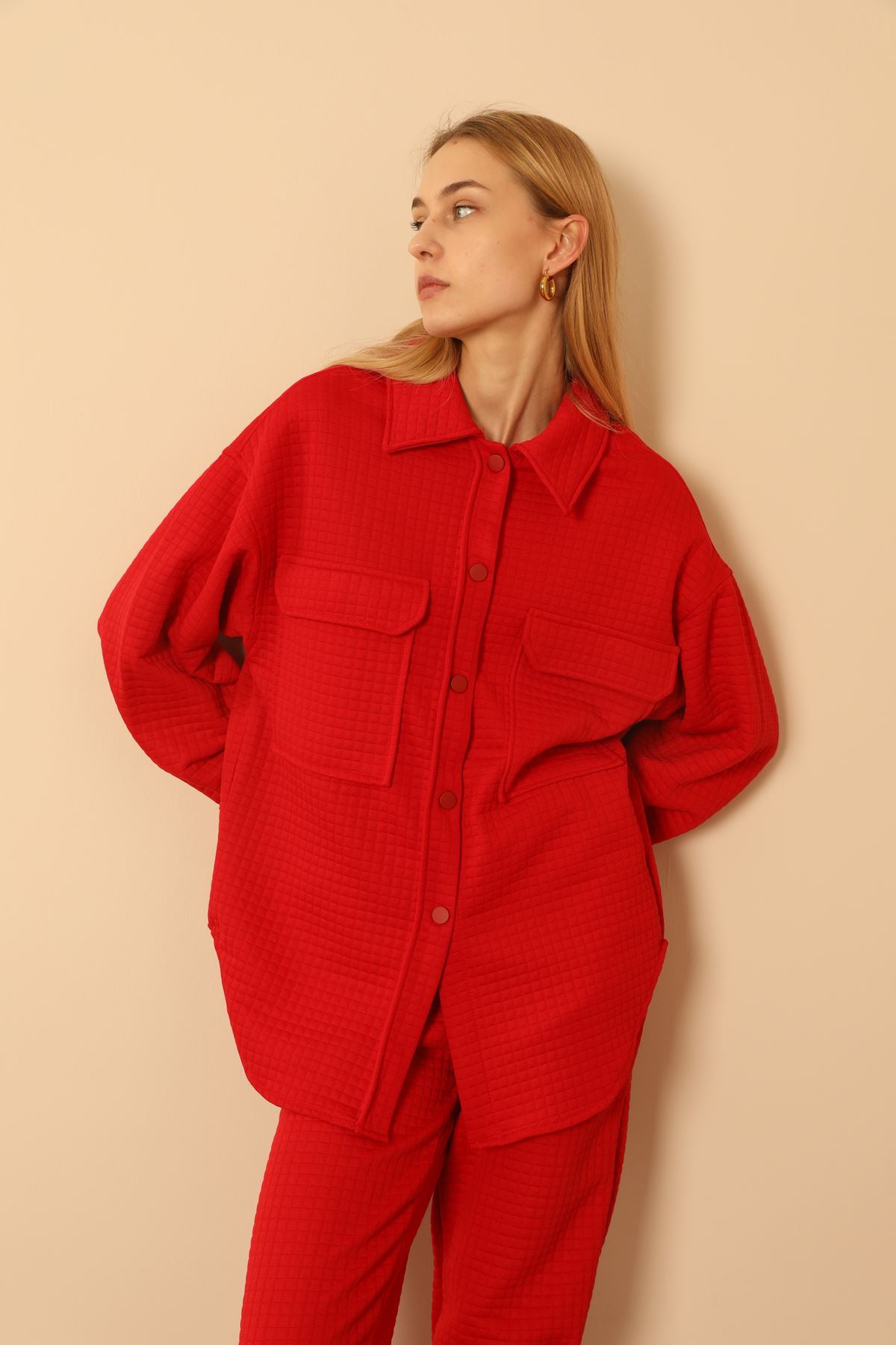 Kapitone Kumaş Çıtçıt Detaylı Kadın Gömlek-Kırmızı