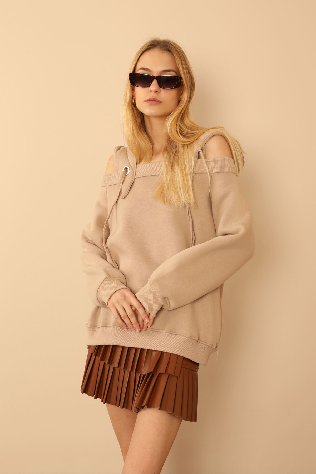 Third Knit With Wool İnside Fabric Hooded Hip Height Shoulder Detailed Women Sweatshirt - Beige 