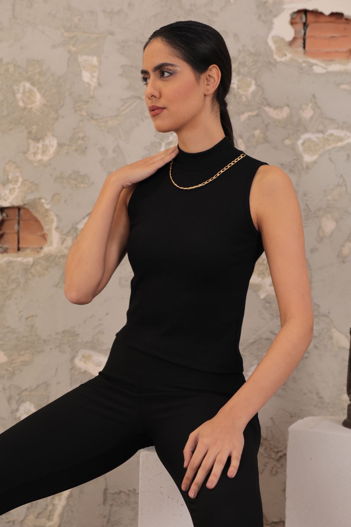 Kaşkorse Kumaş Zincirli Balıkçı Yaka Kolsuz Kadın Bluz-Siyah