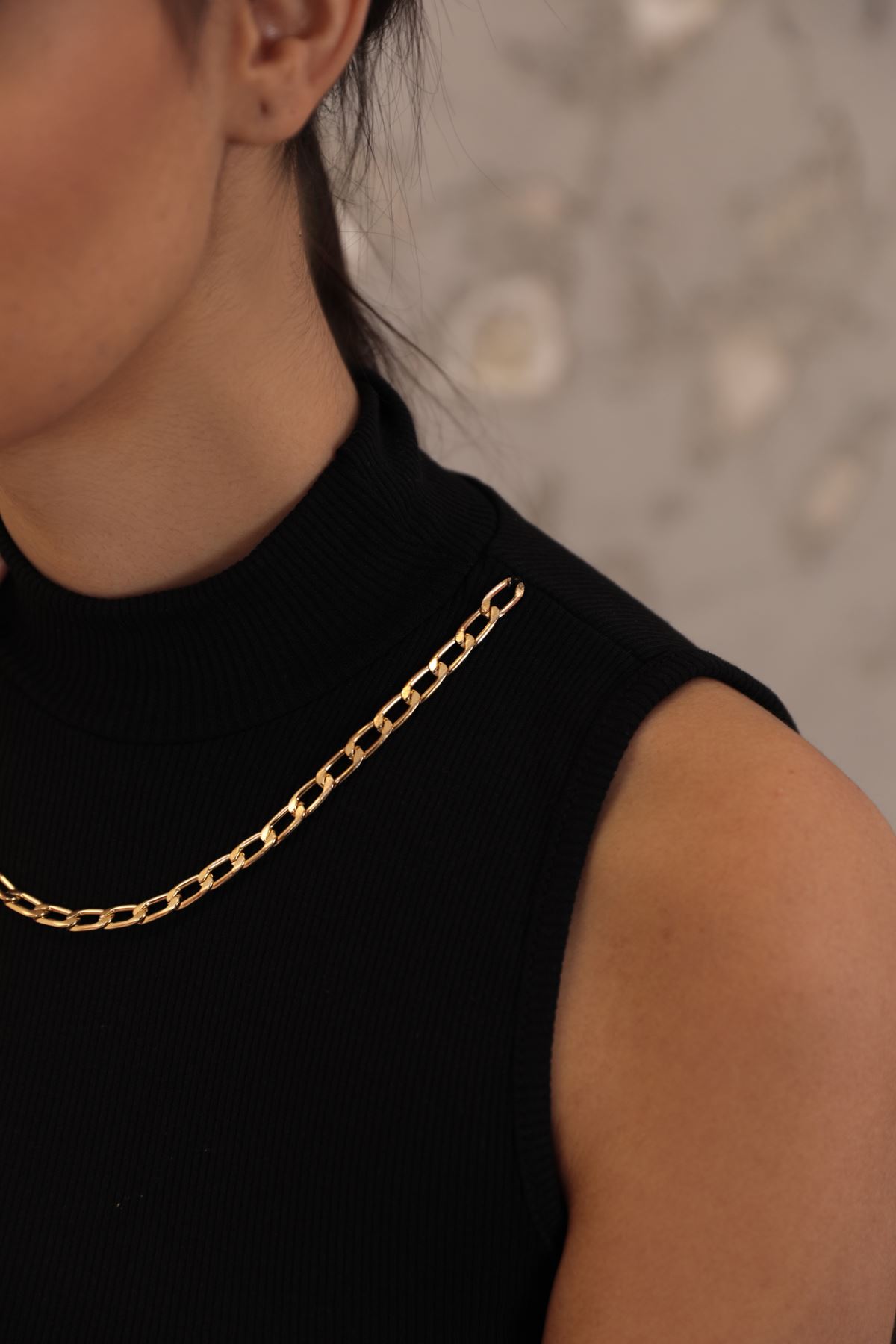 Kaşkorse Kumaş Zincirli Balıkçı Yaka Kolsuz Kadın Bluz-Siyah