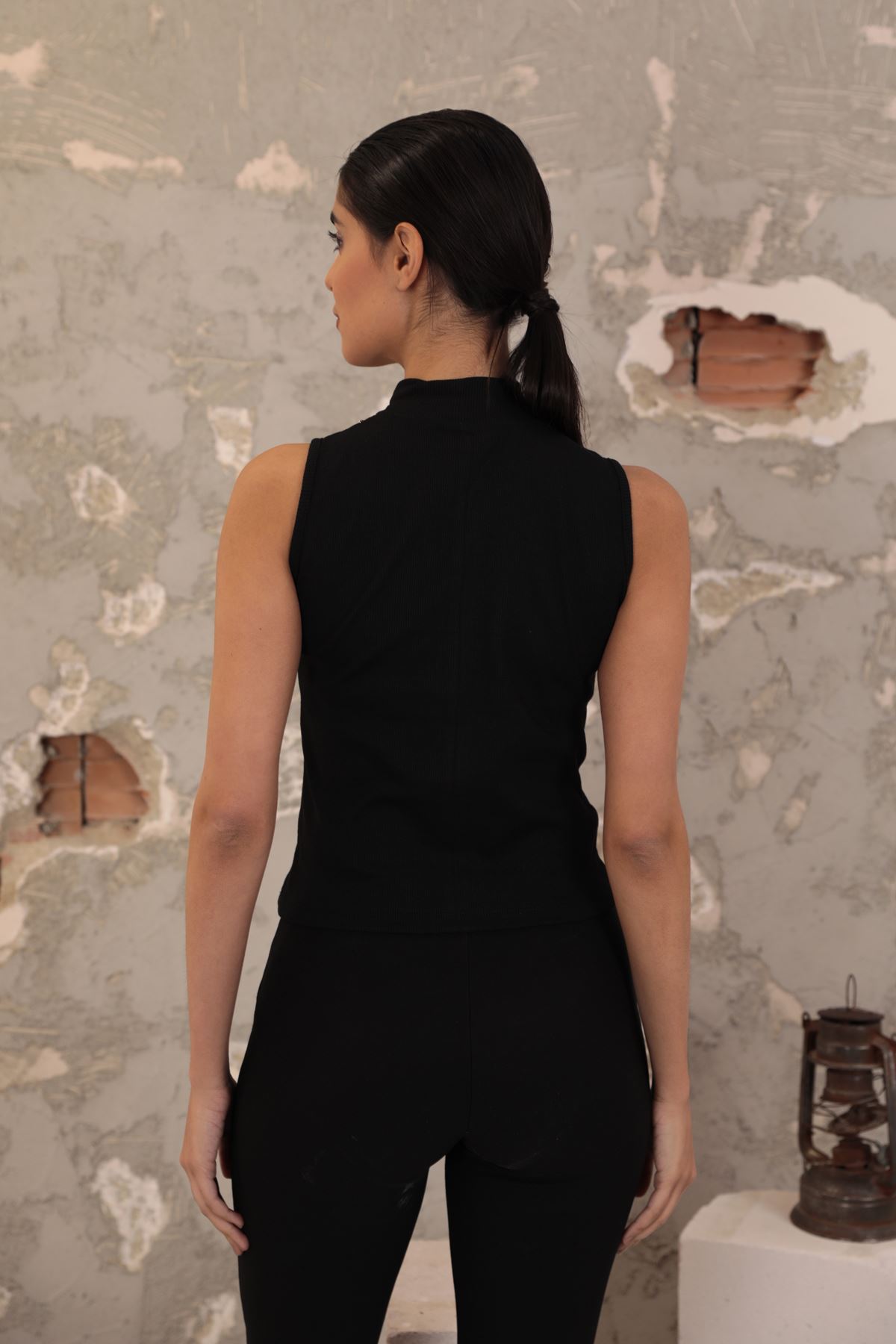 Kaşkorse Kumaş Zincirli Balıkçı Yaka Kolsuz Kadın Bluz-Siyah