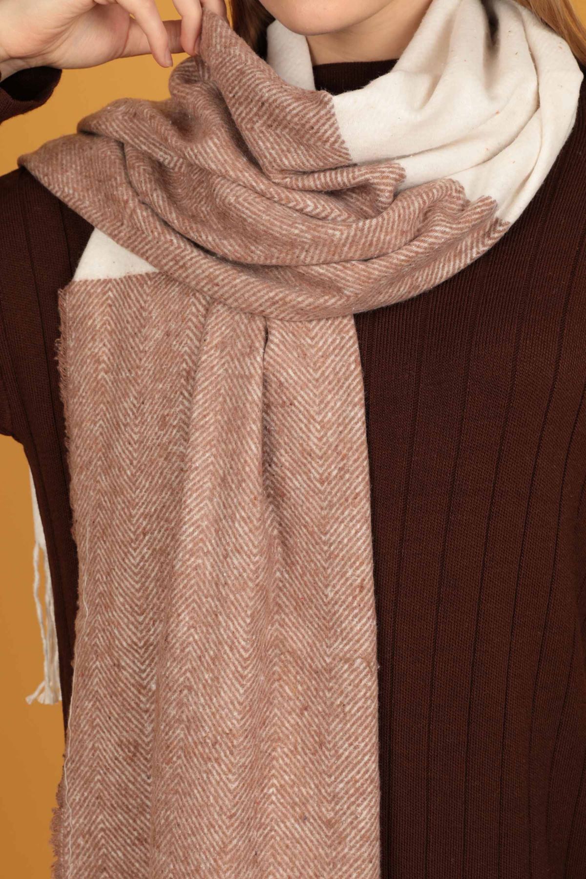 شال نسائي ناعم مزخرف بنقش متعرج - بني