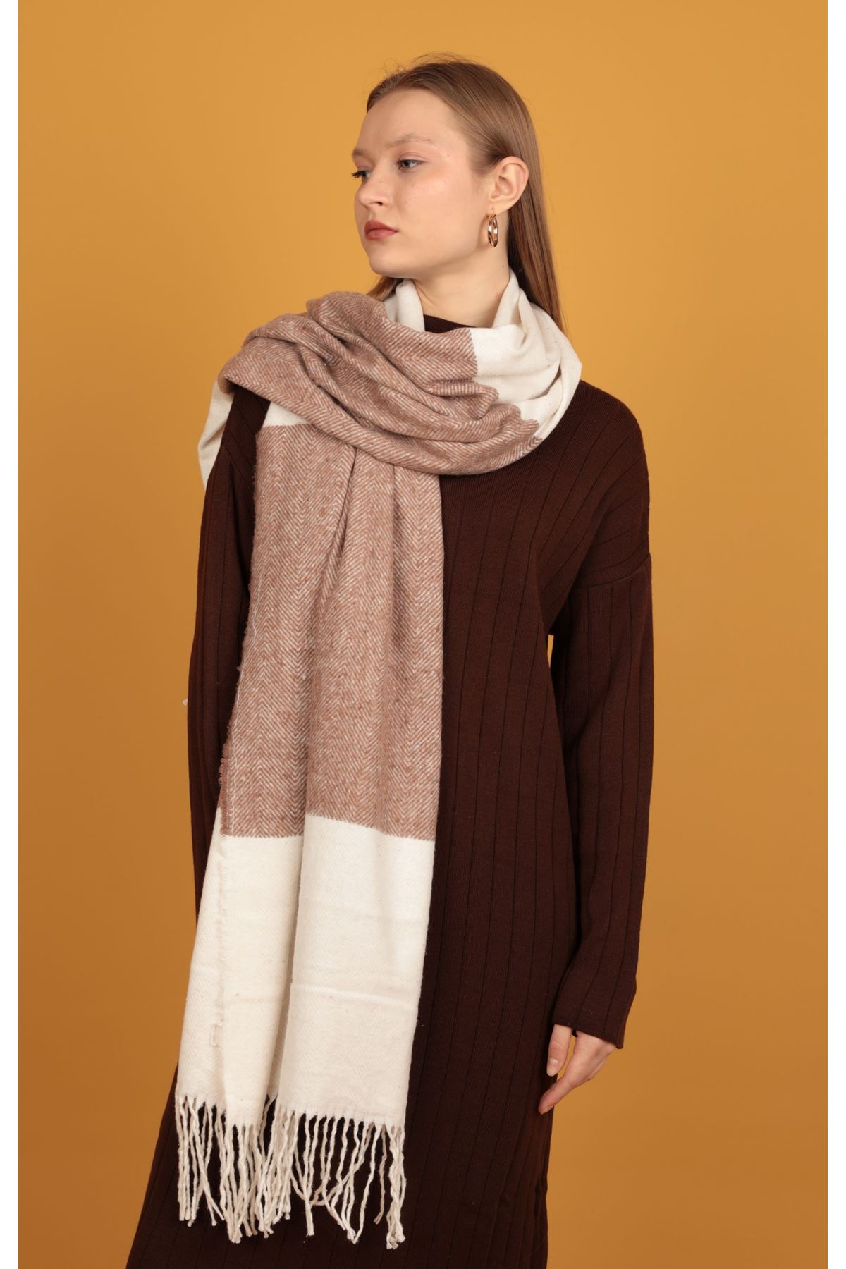 شال نسائي ناعم مزخرف بنقش متعرج - بني