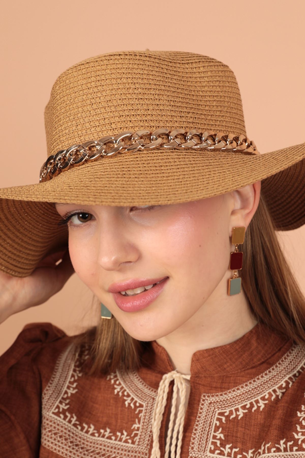 Straw Chain Detailed Hat-Light Brown