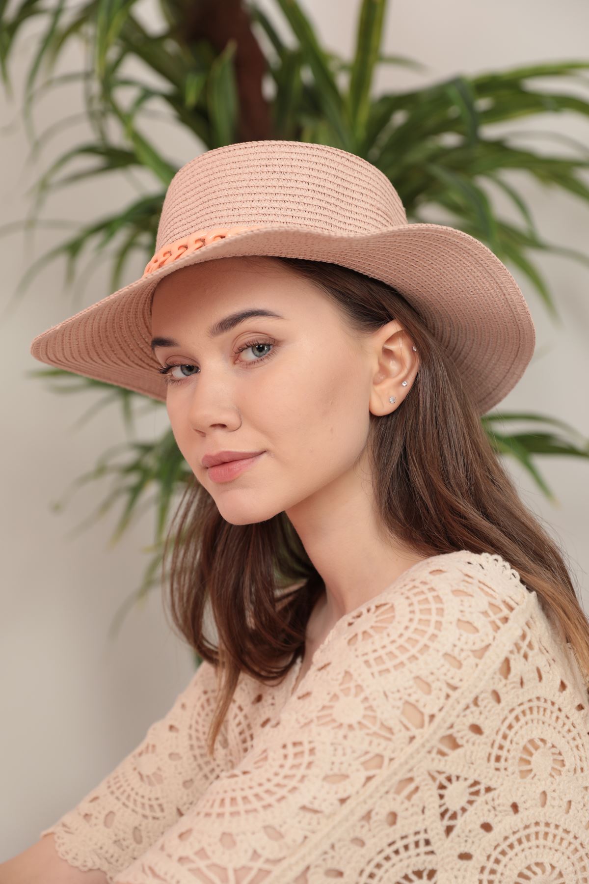 Straw Chain Detailed Hat-Light Pink