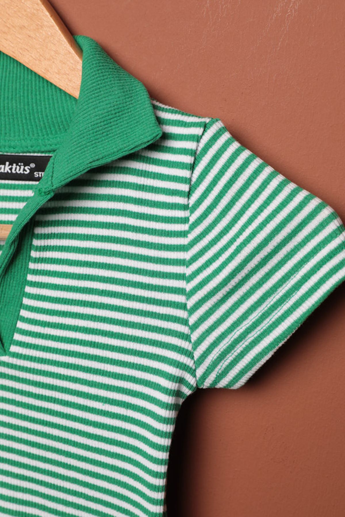 Kaşkorse Kumaş Polo Yaka Çizgili Kadın Crop-Yeşil