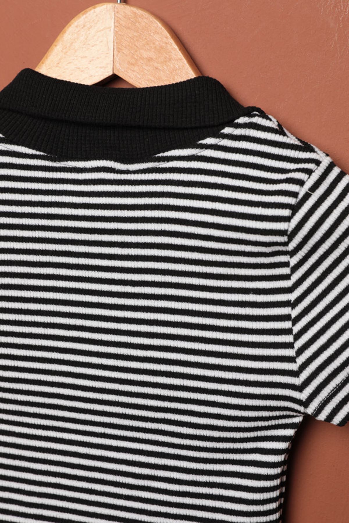 Kaşkorse Kumaş Polo Yaka Çizgili Kadın Crop-Siyah