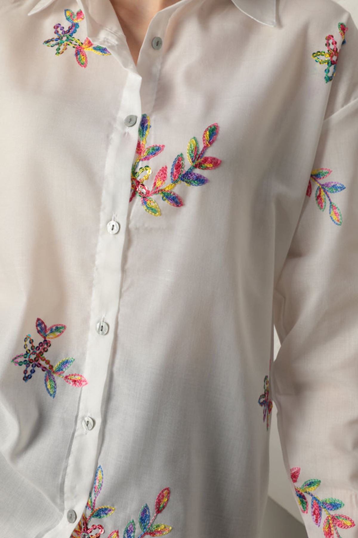 Рубашка женская из ткани поплин-белая