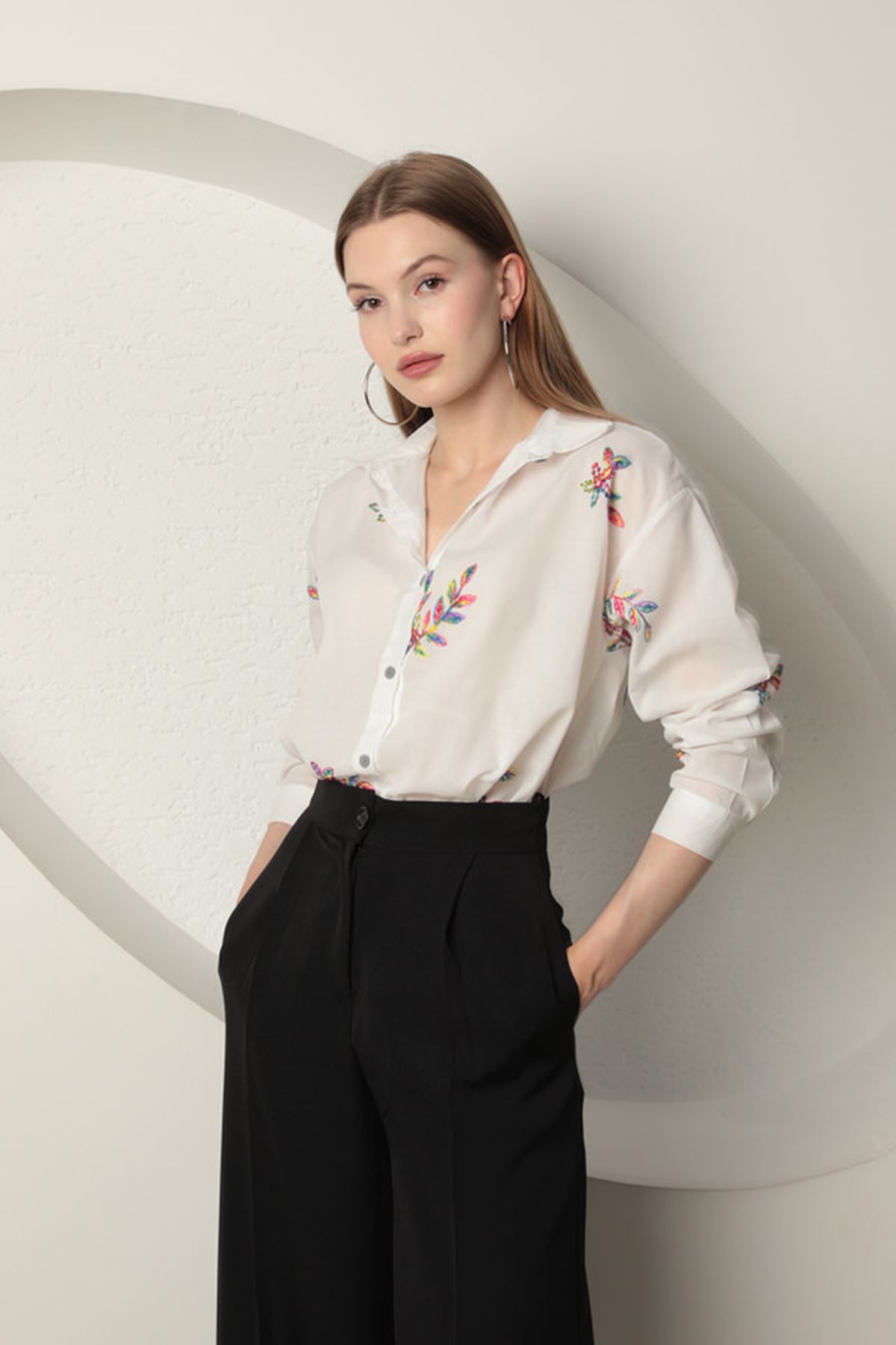 Рубашка женская из ткани поплин-белая