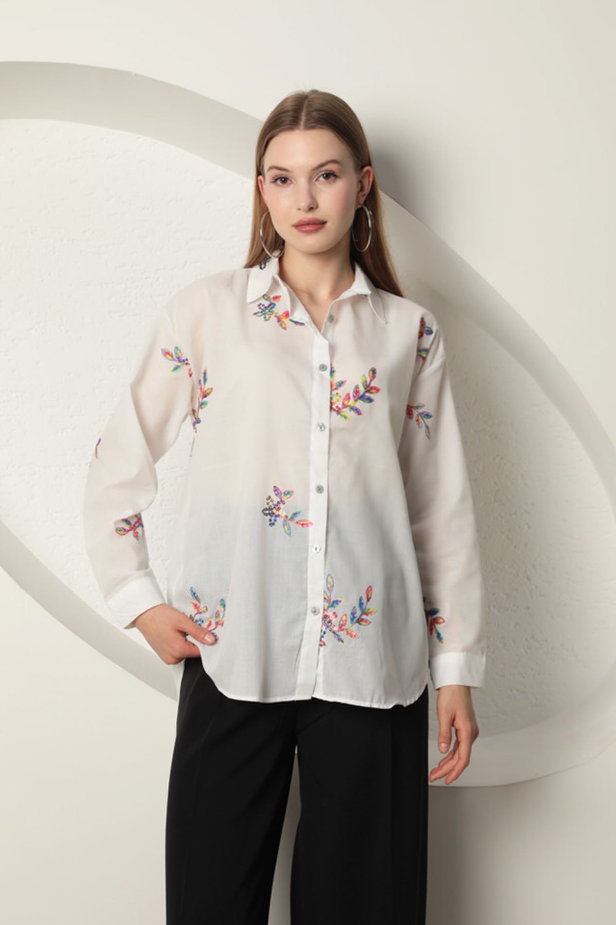 Рубашка женская из ткани поплин-белая