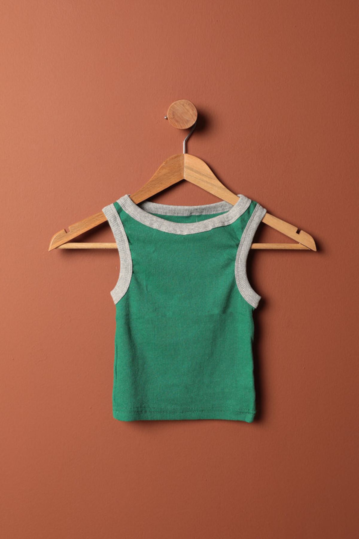 بلوزة نسائية بياقة رسن قماش بروتيل-اخضر