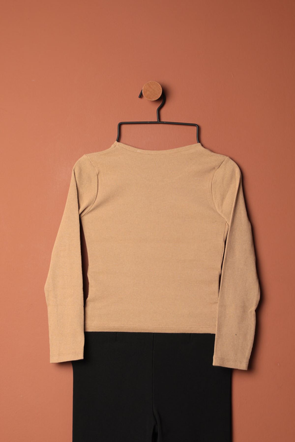 بلوزة نسائية بأكمام طويلة ورقبة على شكل حرف V-بيج