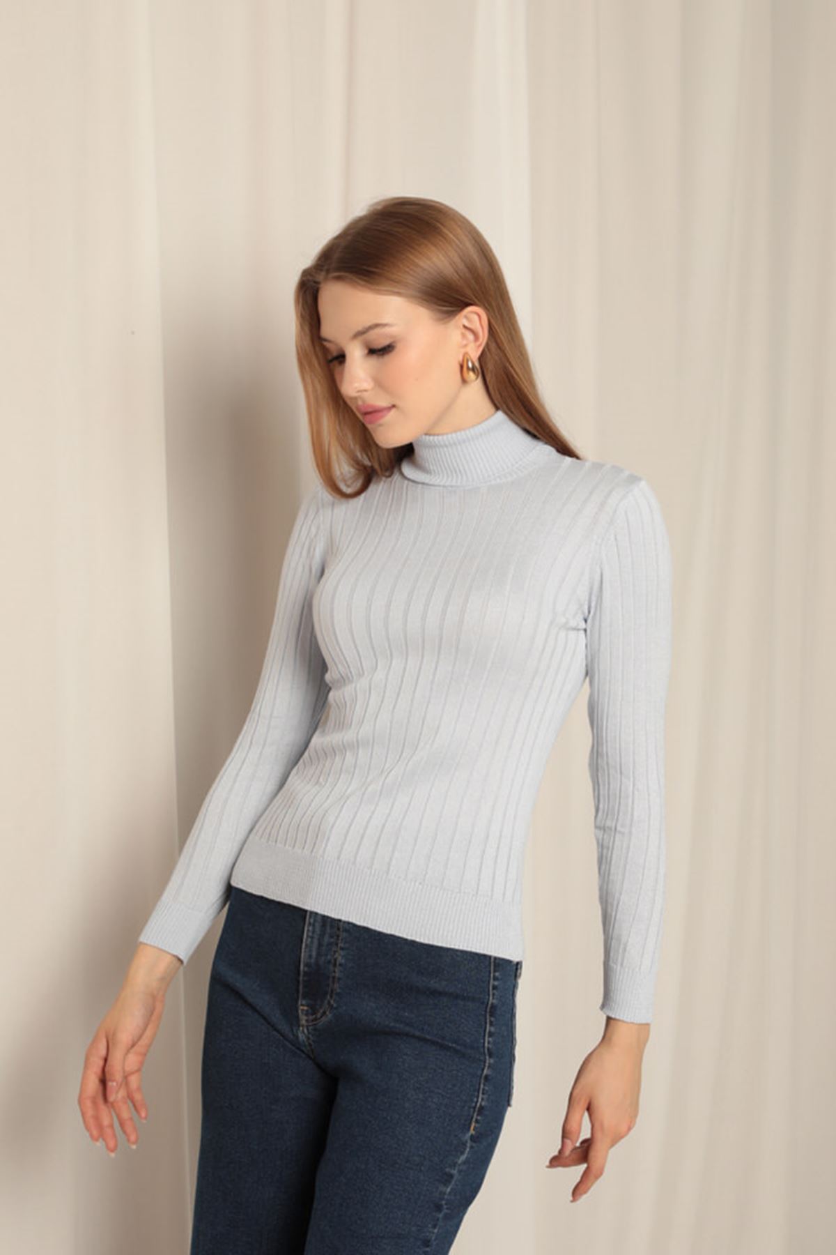 بلوزة نسائية من نسيج التريكو ذات الياقة المدورة باللون الأزرق الفاتح