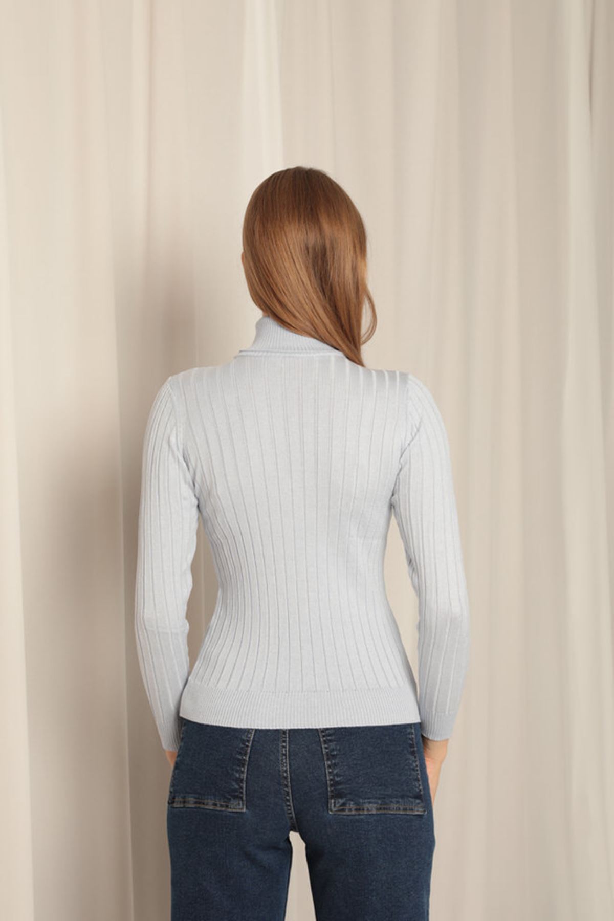 بلوزة نسائية من نسيج التريكو ذات الياقة المدورة باللون الأزرق الفاتح