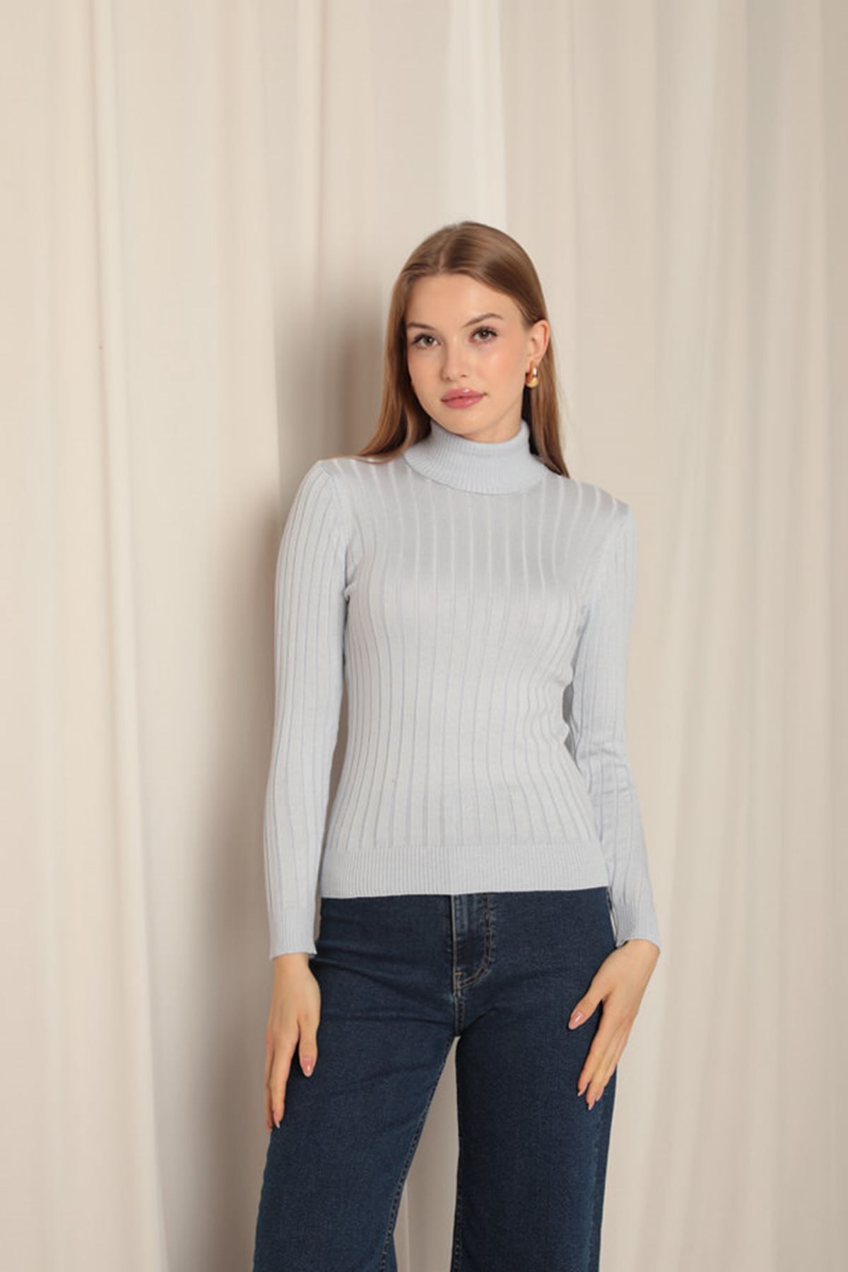 بلوزة نسائية من نسيج التريكو ذات الياقة المدورة باللون الأزرق الفاتح