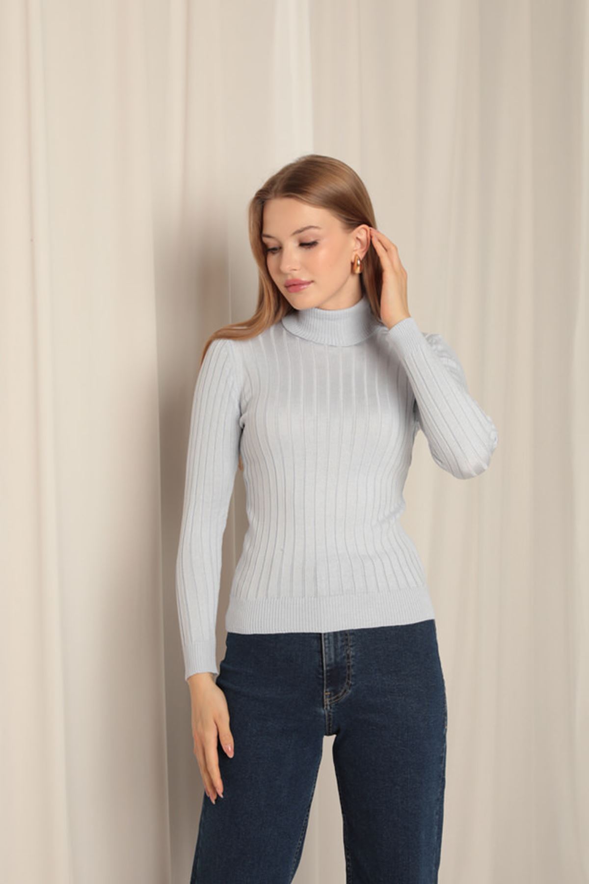 بلوزة نسائية من نسيج التريكو ذات الياقة المدورة باللون الأزرق الفاتح