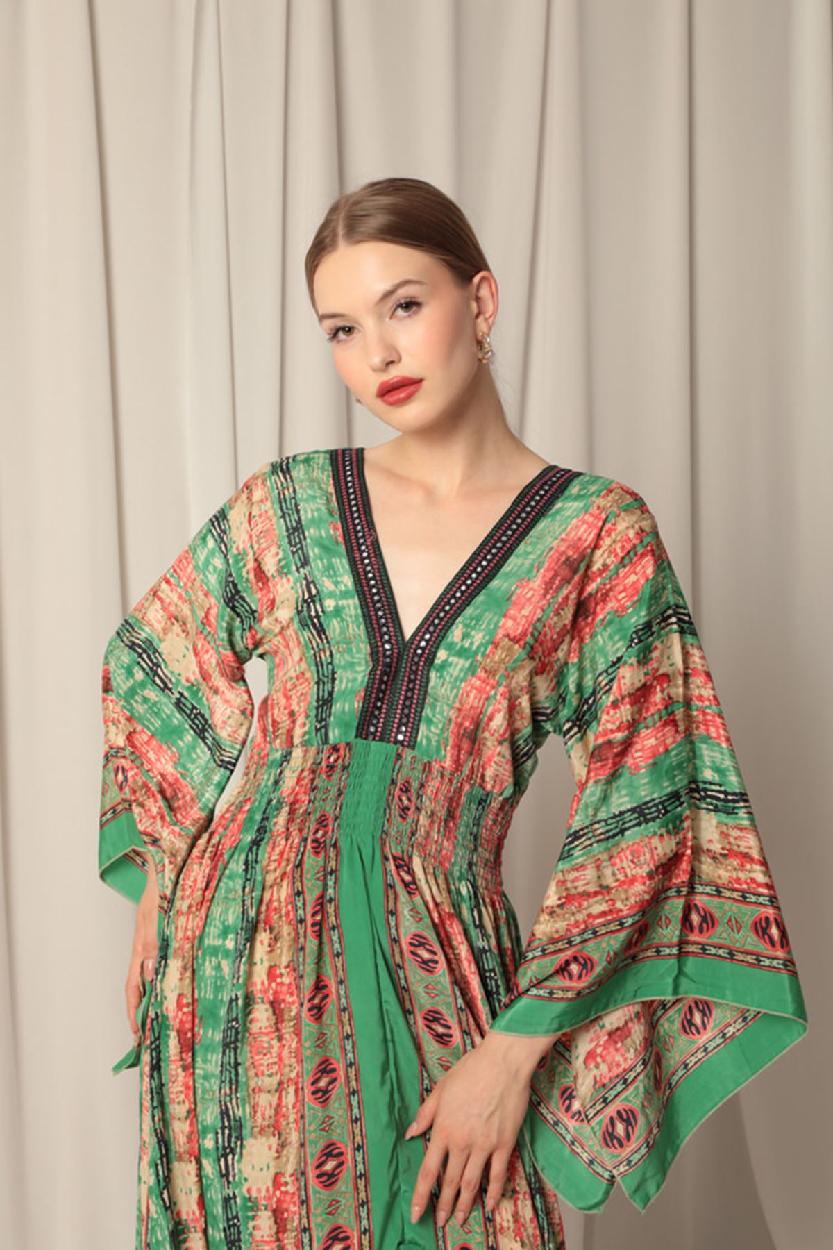 İpek Kumaş V Yaka Önü Kısa Yeşil Elbise