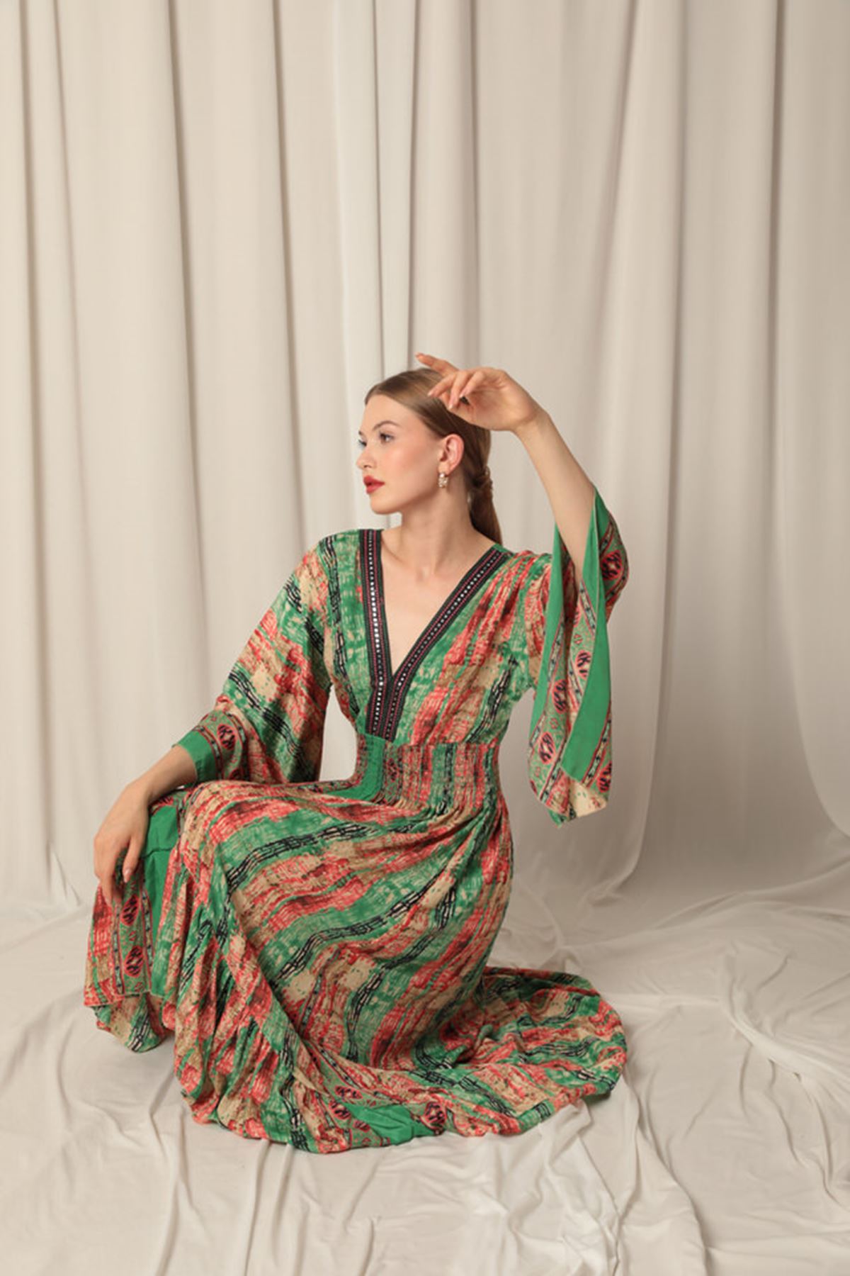 İpek Kumaş V Yaka Önü Kısa Yeşil Elbise