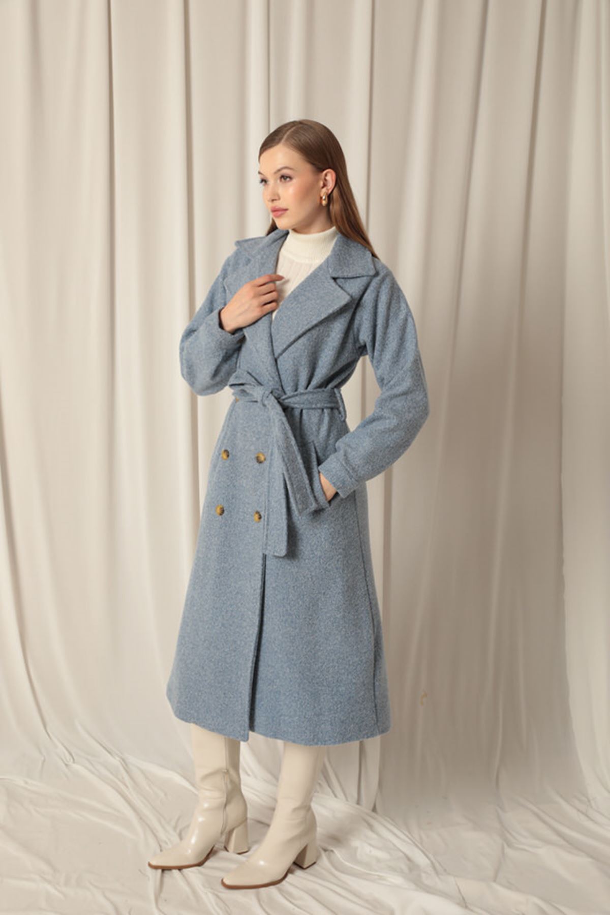 معطف أزرق نسائي مع أزرار قماشية للخياطة