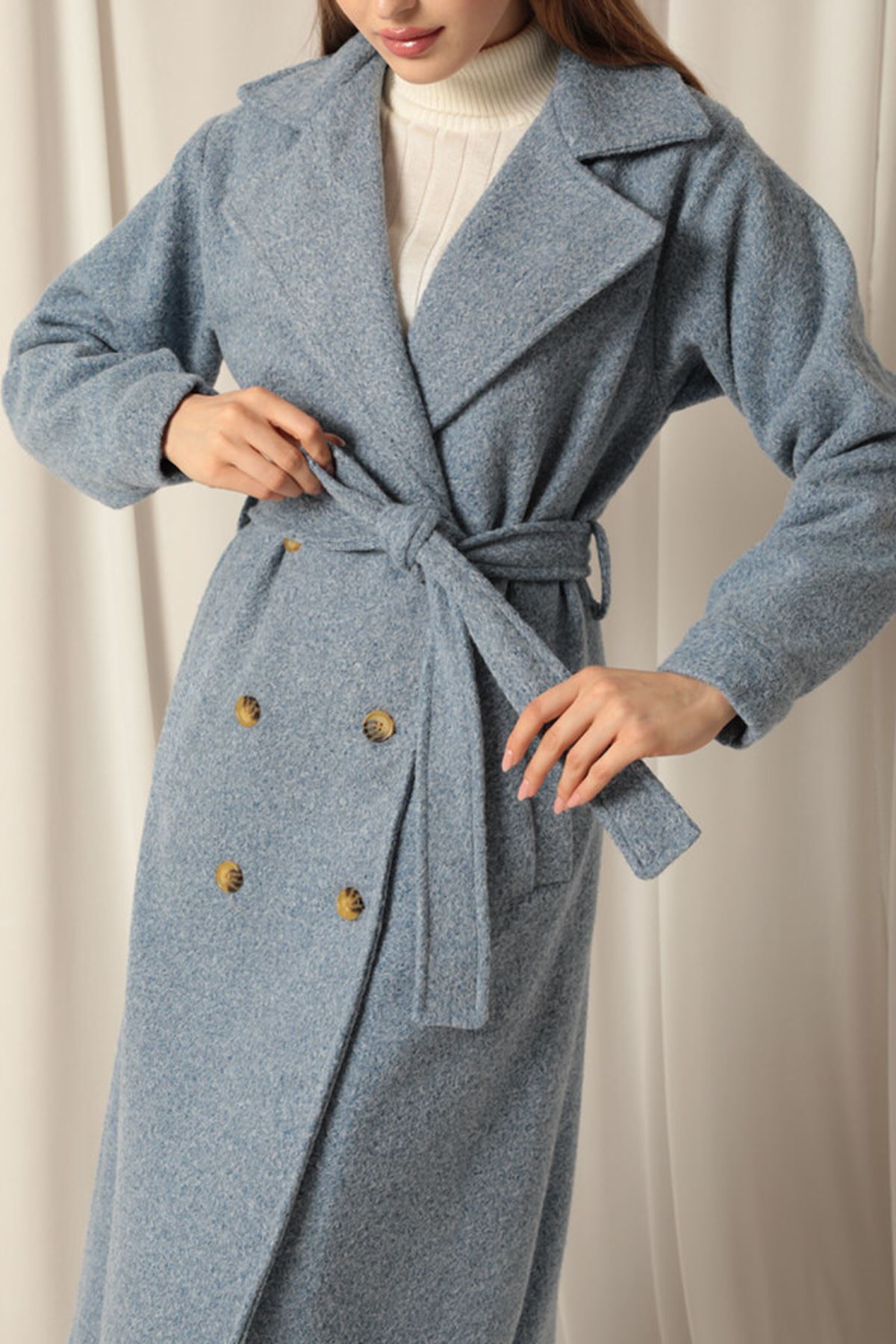 معطف أزرق نسائي مع أزرار قماشية للخياطة