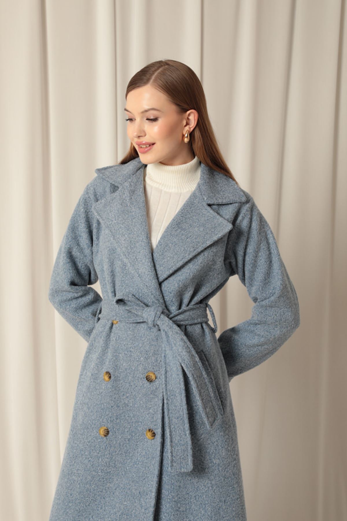 معطف أزرق نسائي مع أزرار قماشية للخياطة