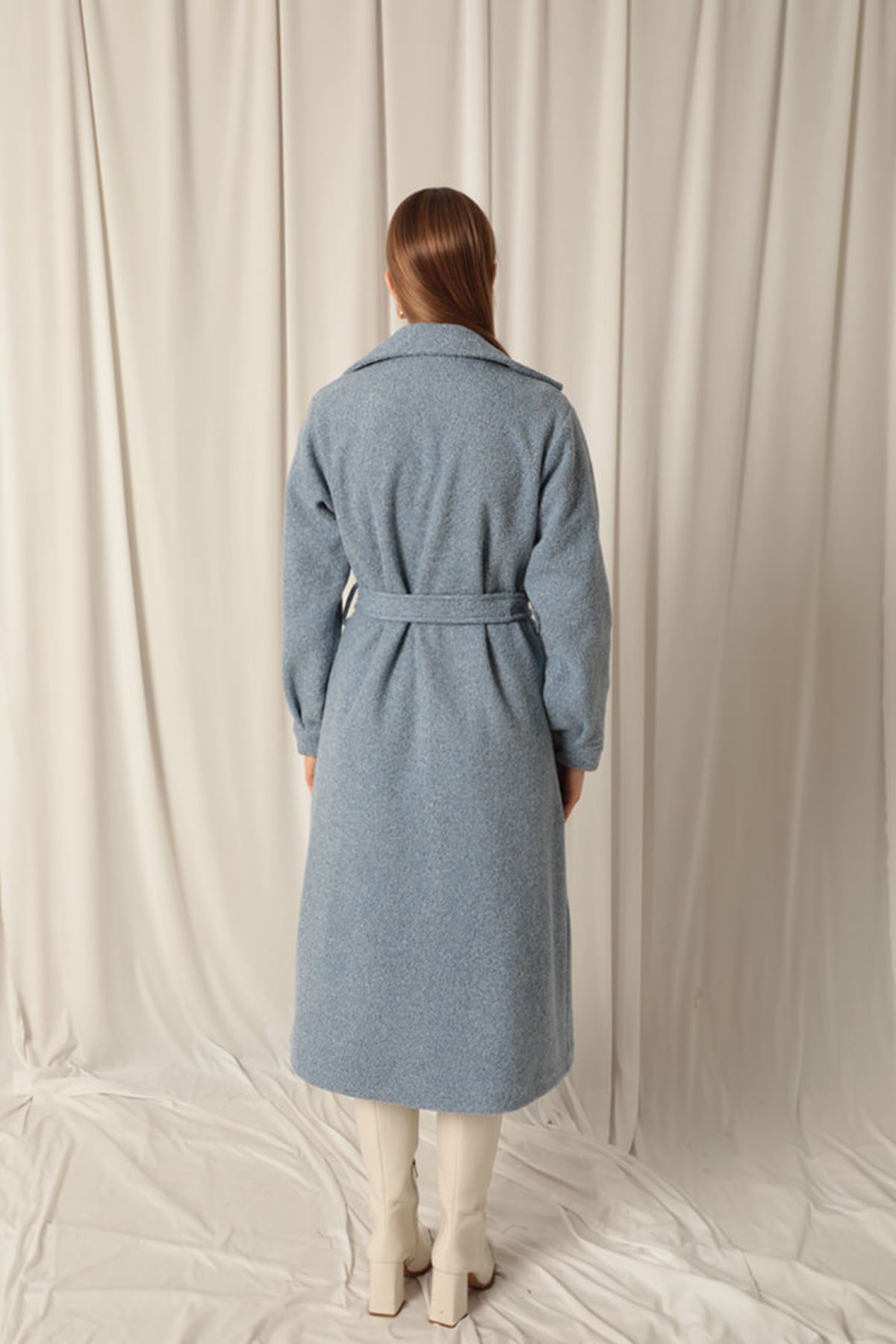 معطف أزرق نسائي مع أزرار قماشية للخياطة