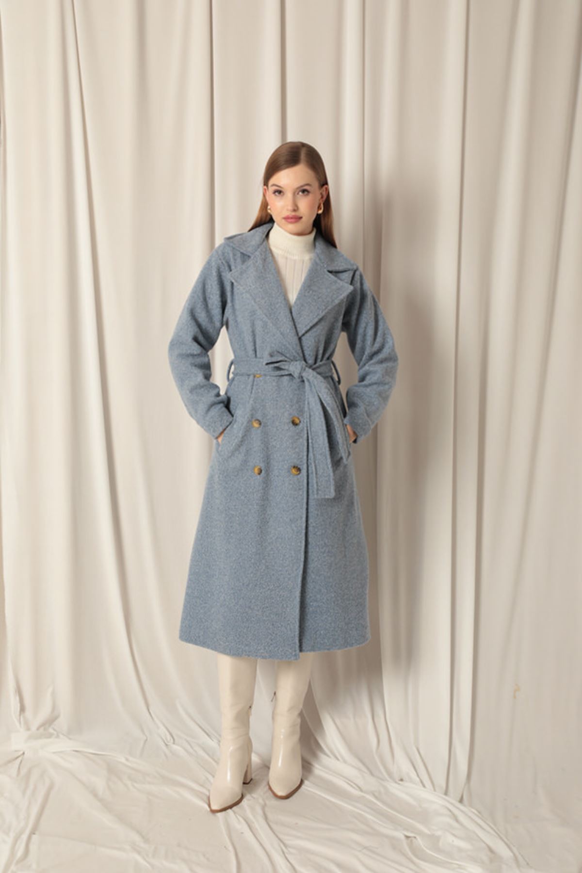 معطف أزرق نسائي مع أزرار قماشية للخياطة