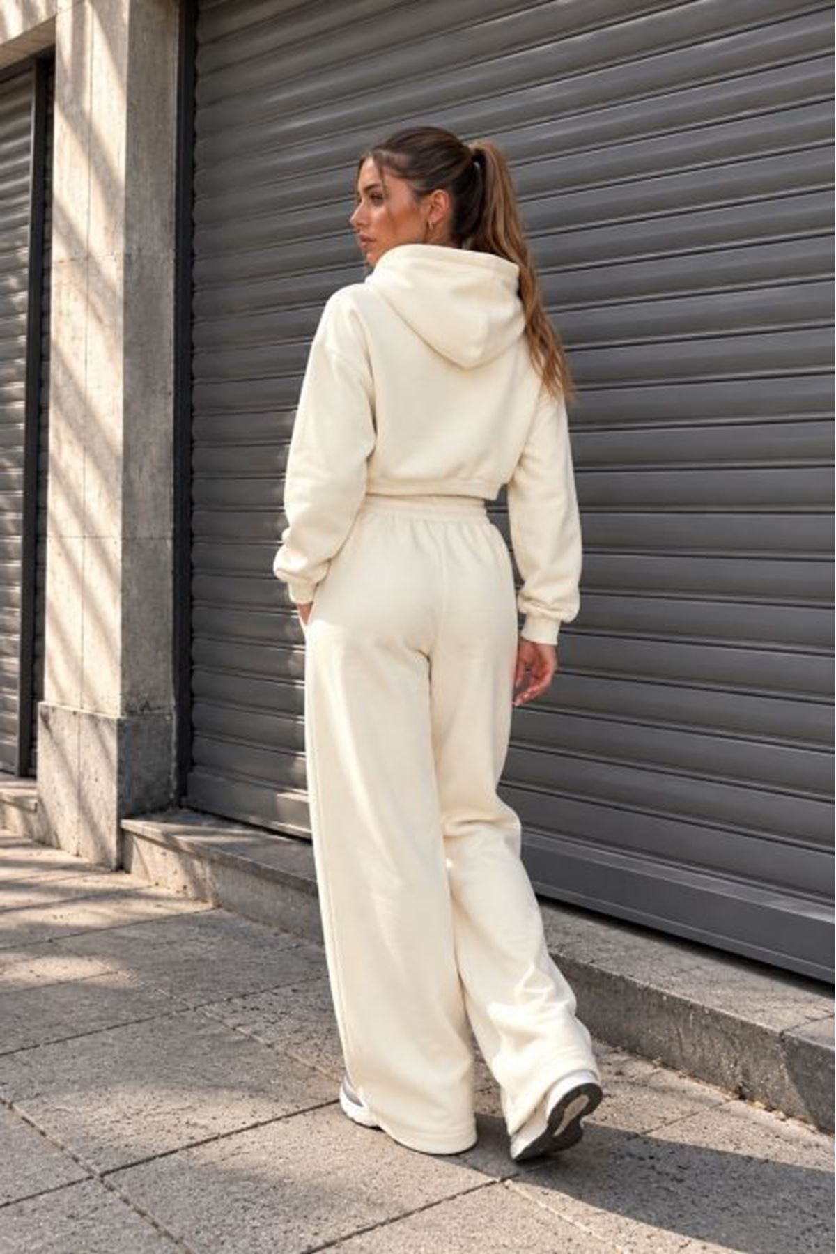 Üç İplik Kanguru Cep Kısa Kapüşonlu Crop Sweat-Ekru