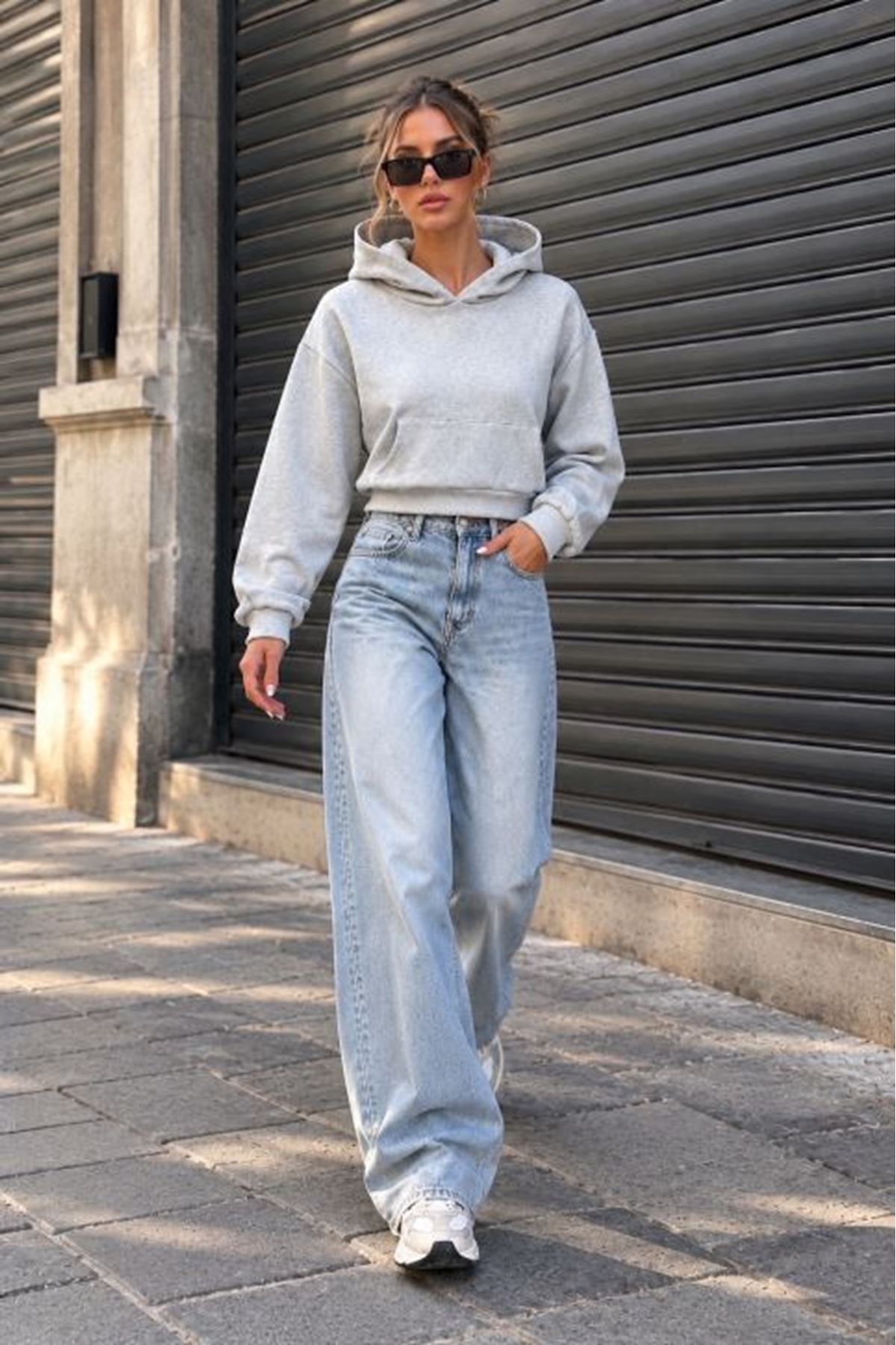 Üç İplik Kanguru Cep Kısa Kapüşonlu Crop Sweat-Açık Gri