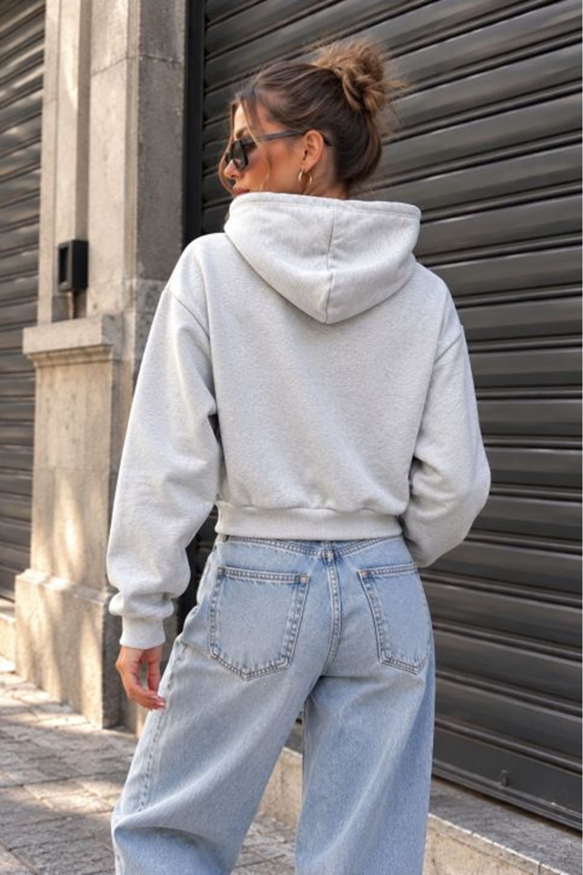 Üç İplik Kanguru Cep Kısa Kapüşonlu Crop Sweat-Açık Gri