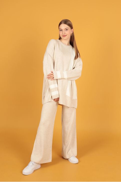 طقم نسائي تريكو  بتفاصيل مخططة-بيج