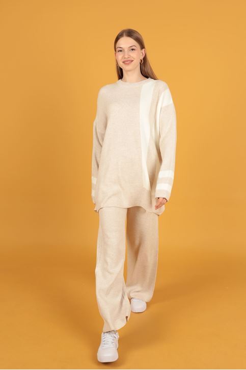 طقم نسائي تريكو  بتفاصيل مخططة-بيج