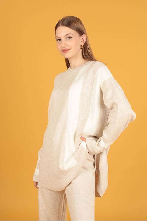 طقم نسائي تريكو  بتفاصيل مخططة-بيج