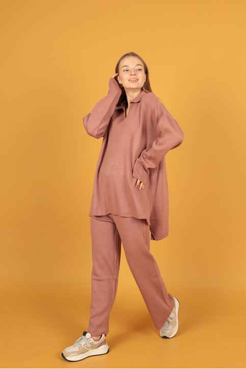 طقم نسائي تريكو  بياقة القميص- زهري فاتح 