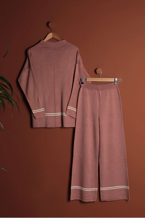 طقم نسائي تريكو  مخططة بنصف رقبة مالك الحزين- زهري فاتح 