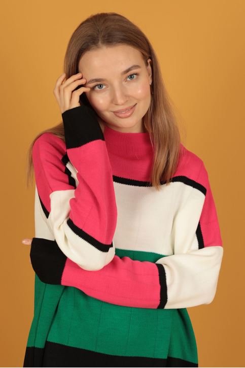 Yarım Balıkçıl Yaka Renkli Kadın Triko Takım-Siyah